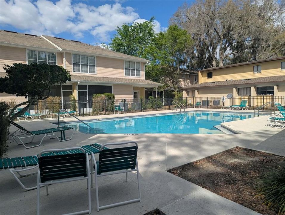 Active With Contract: $1,900 (2 beds, 2 baths, 1450 Square Feet)