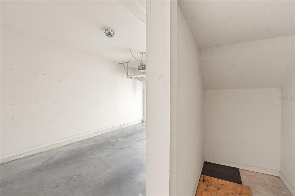 Active With Contract: $1,875 (2 beds, 2 baths, 1175 Square Feet)