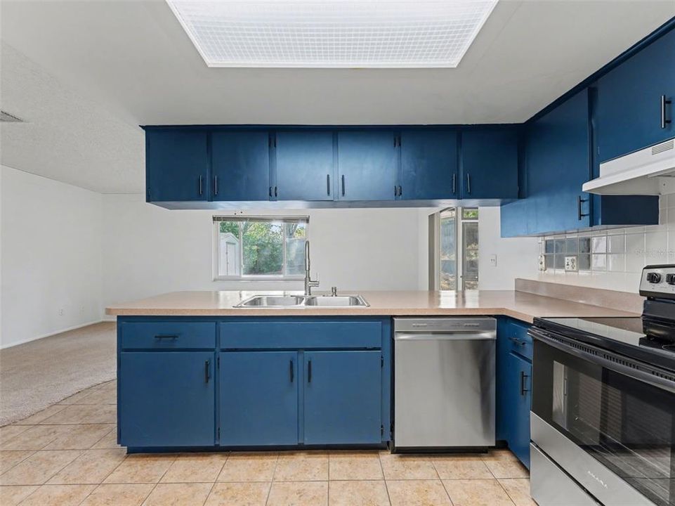 Active With Contract: $279,900 (3 beds, 2 baths, 1492 Square Feet)