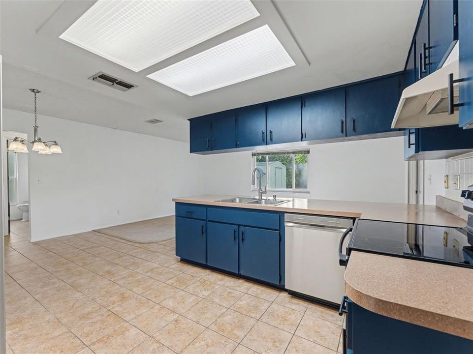 Active With Contract: $279,900 (3 beds, 2 baths, 1492 Square Feet)
