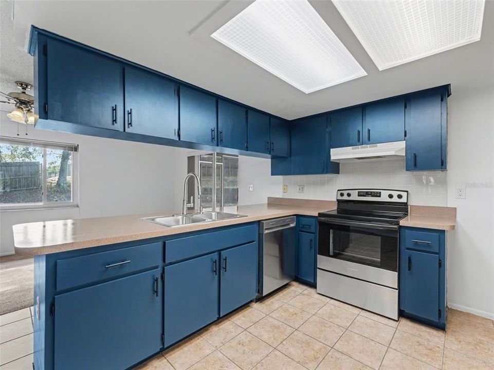 Active With Contract: $279,900 (3 beds, 2 baths, 1492 Square Feet)