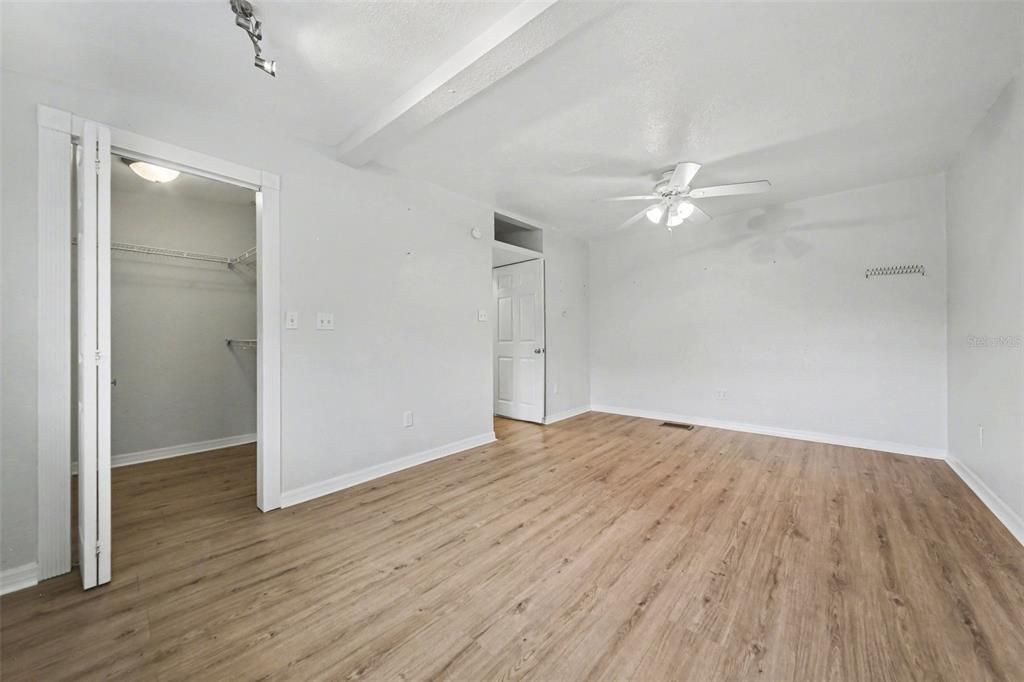 Activo con contrato: $265,000 (2 camas, 1 baños, 970 Pies cuadrados)