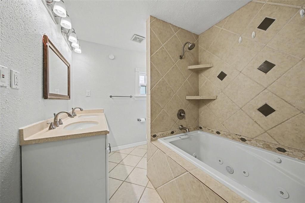 Activo con contrato: $265,000 (2 camas, 1 baños, 970 Pies cuadrados)
