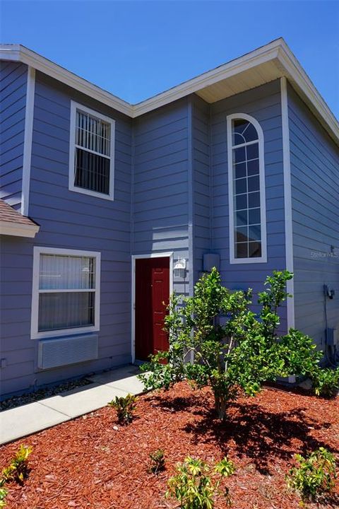 Activo con contrato: $1,400 (3 camas, 3 baños, 1748 Pies cuadrados)