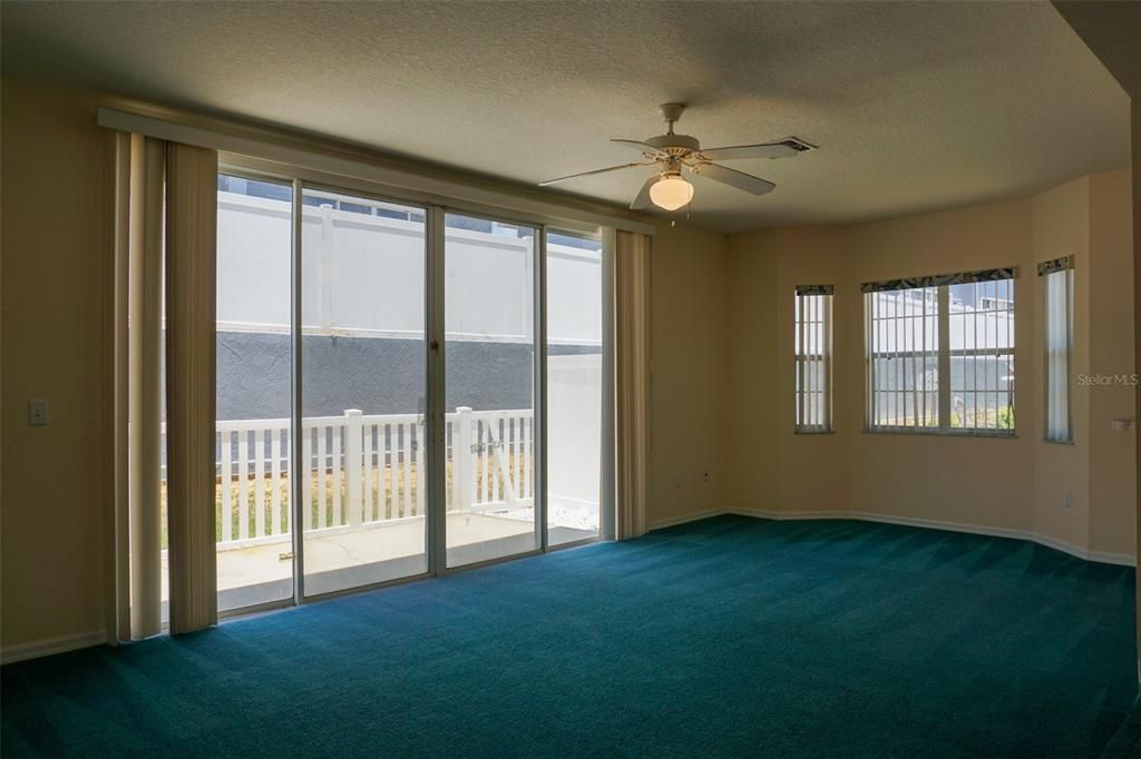 Activo con contrato: $1,400 (3 camas, 3 baños, 1748 Pies cuadrados)