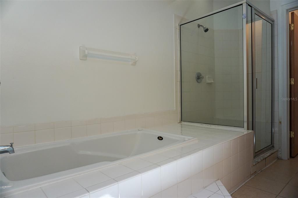 Activo con contrato: $1,400 (3 camas, 3 baños, 1748 Pies cuadrados)