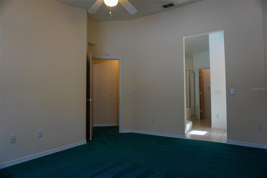 Activo con contrato: $1,400 (3 camas, 3 baños, 1748 Pies cuadrados)