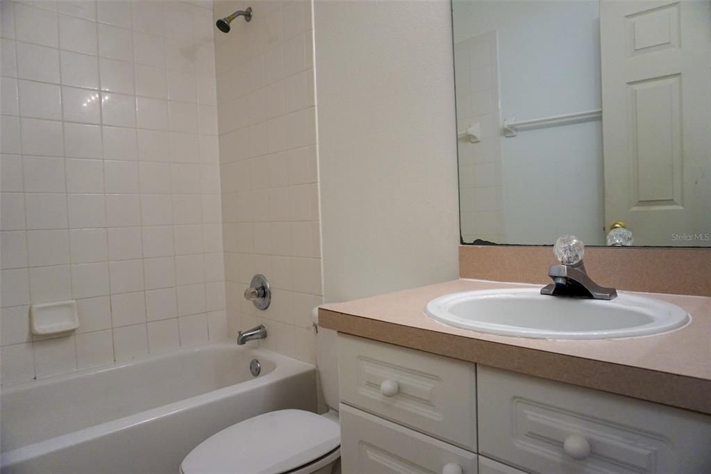 Activo con contrato: $1,400 (3 camas, 3 baños, 1748 Pies cuadrados)