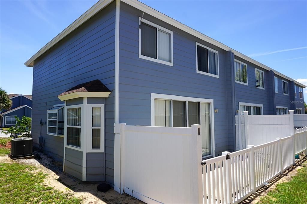 Activo con contrato: $1,400 (3 camas, 3 baños, 1748 Pies cuadrados)