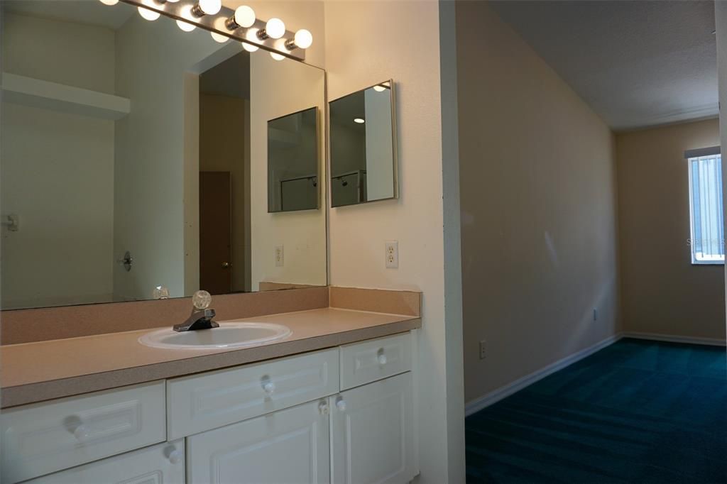 Activo con contrato: $1,400 (3 camas, 3 baños, 1748 Pies cuadrados)