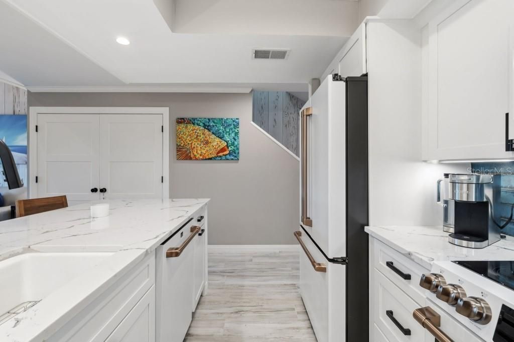 For Sale: $622,000 (1 beds, 1 baths, 1094 Square Feet)