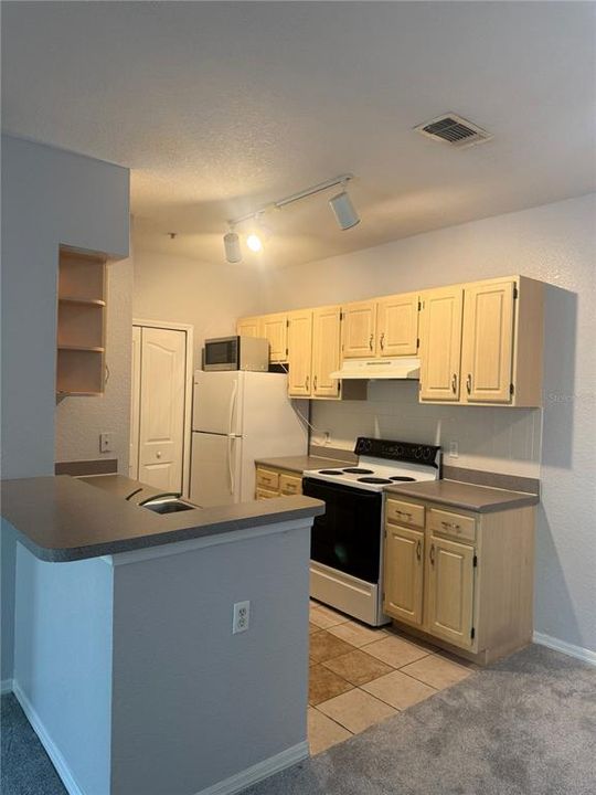 Active With Contract: $1,275 (1 beds, 1 baths, 712 Square Feet)