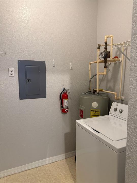 Active With Contract: $1,275 (1 beds, 1 baths, 712 Square Feet)