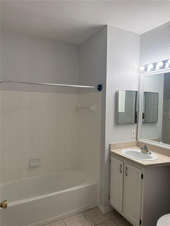 Active With Contract: $1,275 (1 beds, 1 baths, 712 Square Feet)