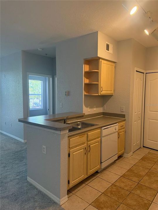 Active With Contract: $1,275 (1 beds, 1 baths, 712 Square Feet)