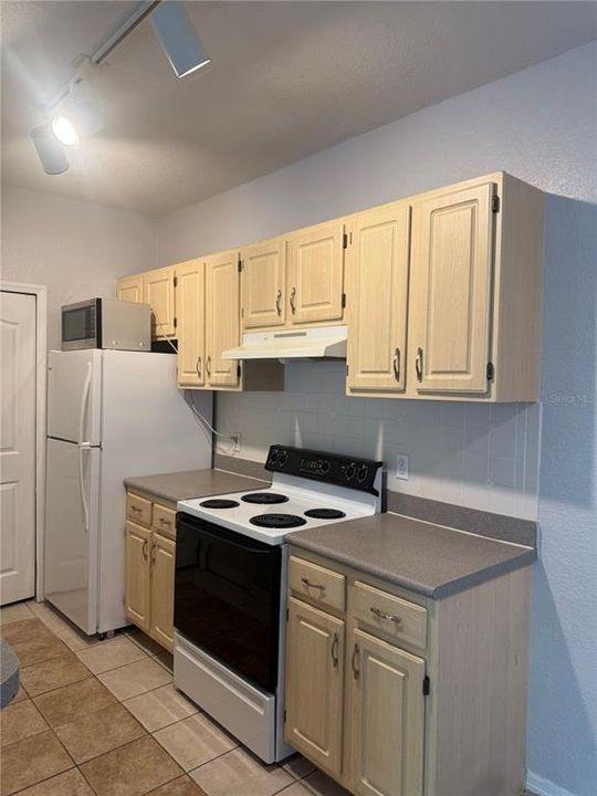 Active With Contract: $1,275 (1 beds, 1 baths, 712 Square Feet)