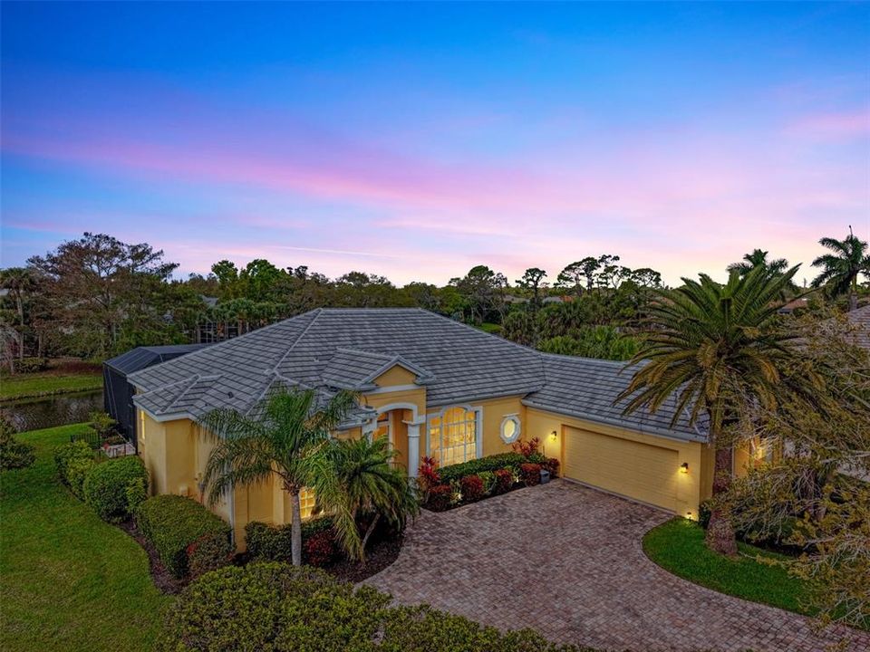 For Sale: $974,999 (3 beds, 2 baths, 2819 Square Feet)