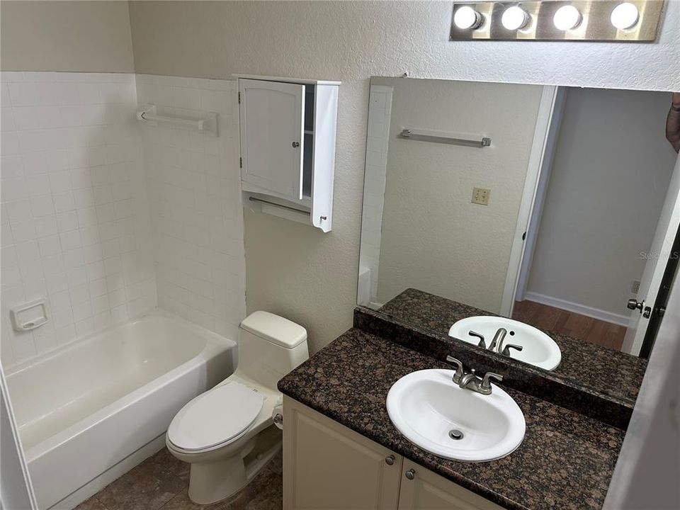 Activo con contrato: $1,495 (2 camas, 1 baños, 810 Pies cuadrados)