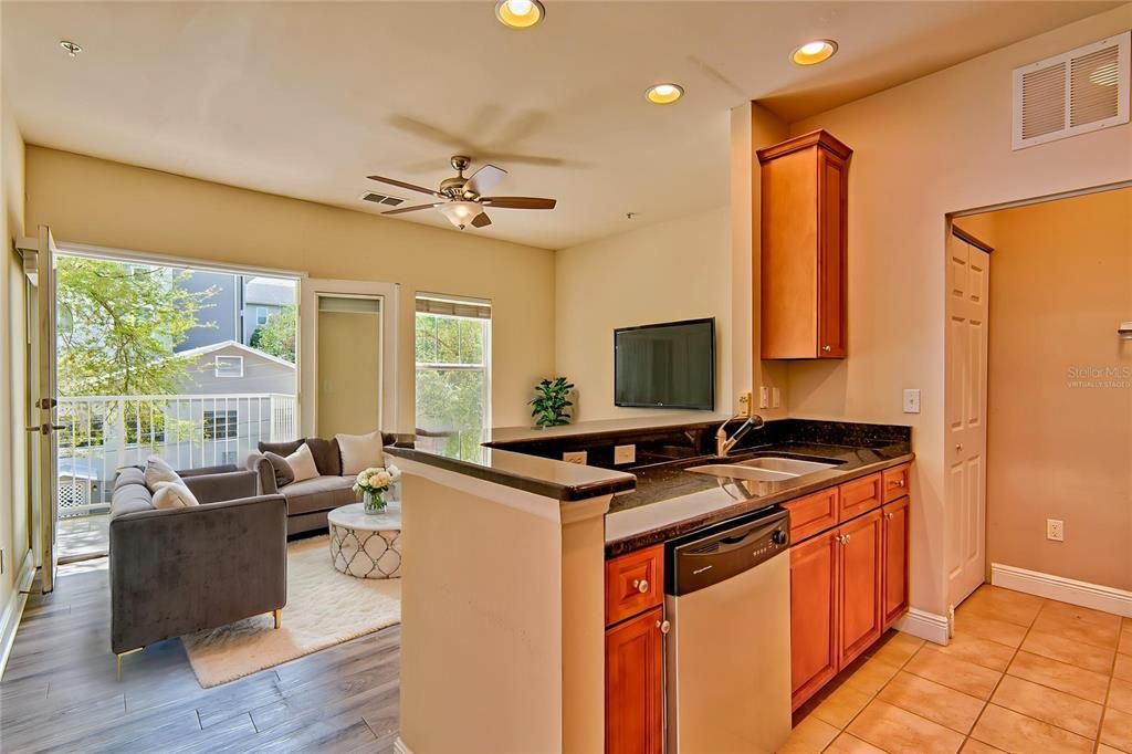 Active With Contract: $210,000 (1 beds, 1 baths, 531 Square Feet)