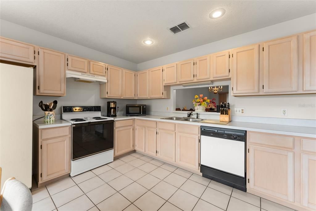 Active With Contract: $399,900 (3 beds, 2 baths, 1712 Square Feet)