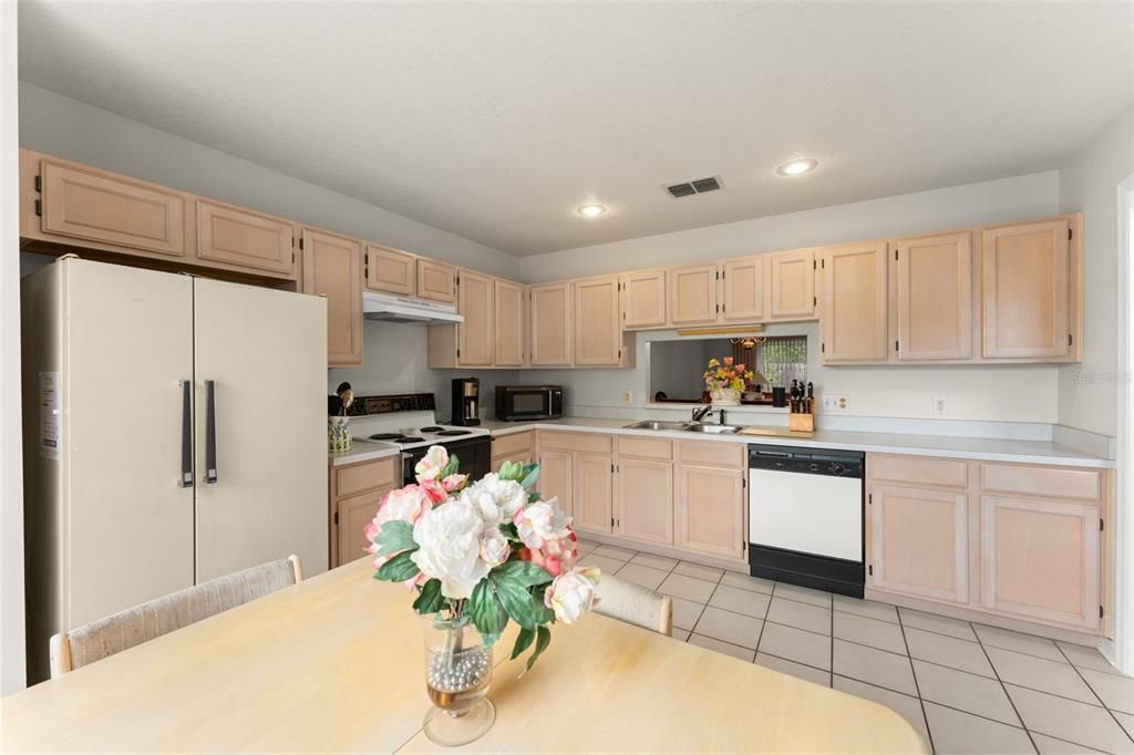 Active With Contract: $399,900 (3 beds, 2 baths, 1712 Square Feet)