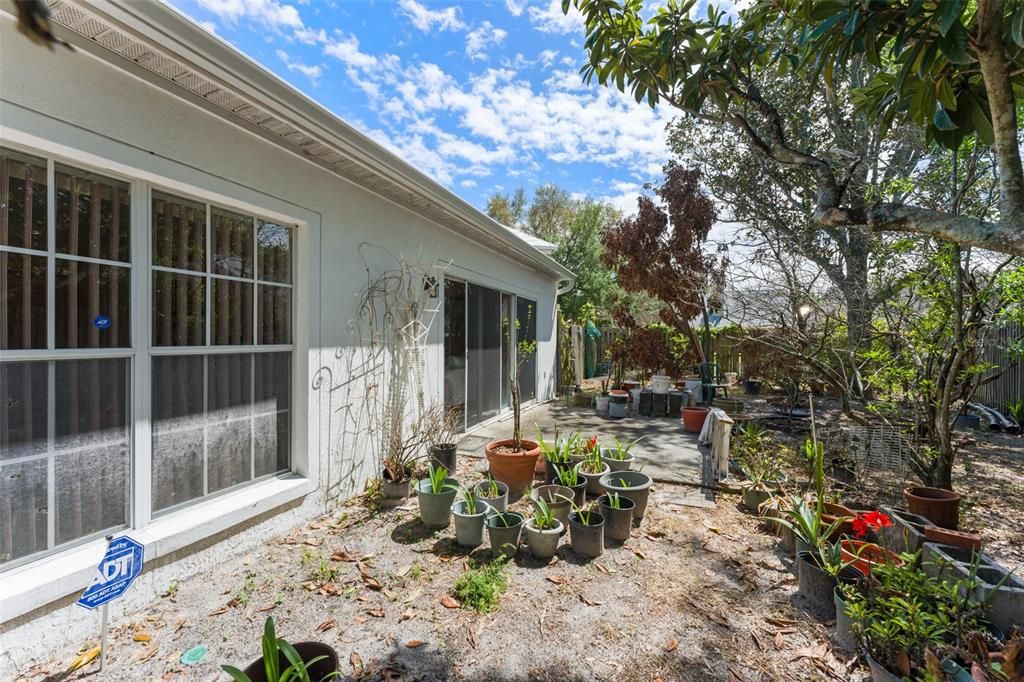 Active With Contract: $399,900 (3 beds, 2 baths, 1712 Square Feet)