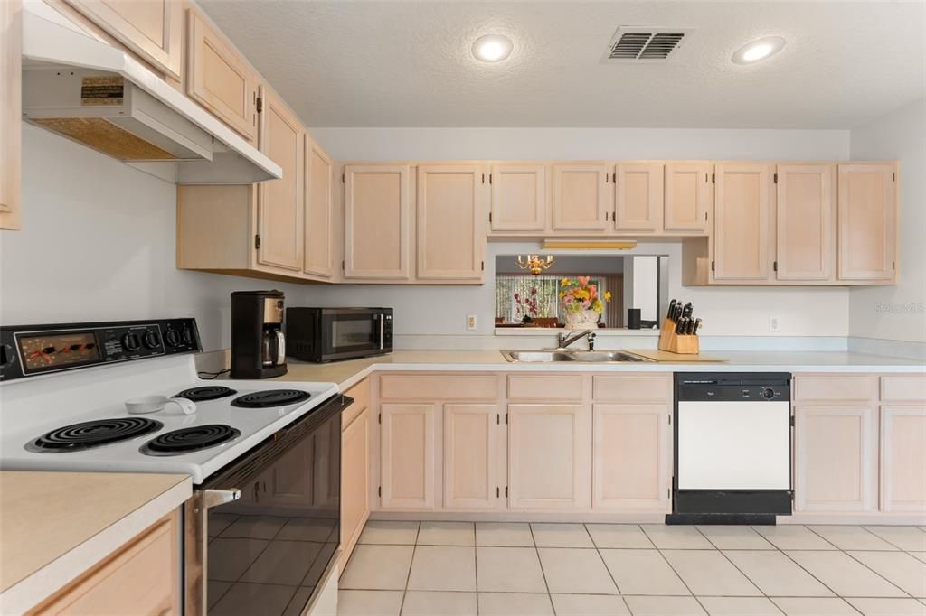 Active With Contract: $399,900 (3 beds, 2 baths, 1712 Square Feet)