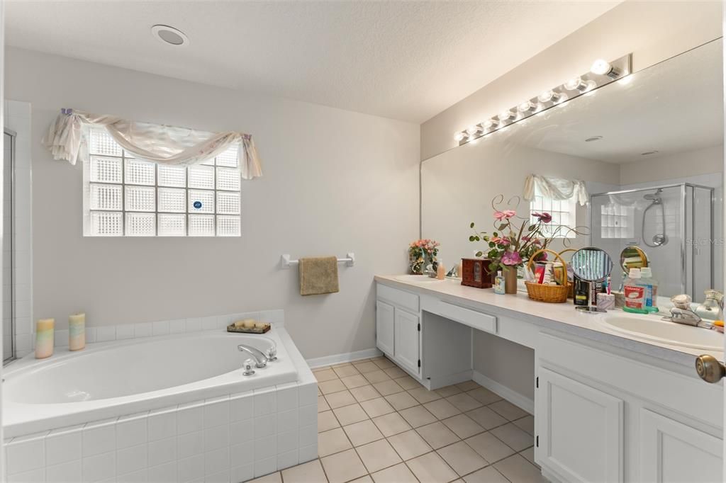 Active With Contract: $399,900 (3 beds, 2 baths, 1712 Square Feet)