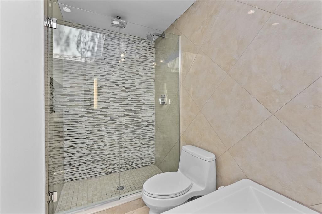 Под контрактом: $825,000 (3 спален, 2 ванн, 1466 Квадратных фут)