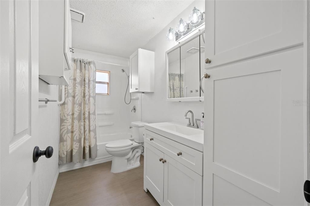 For Sale: $194,900 (2 beds, 1 baths, 864 Square Feet)