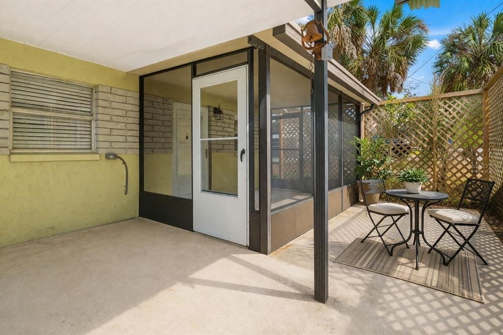 For Sale: $194,900 (2 beds, 1 baths, 864 Square Feet)