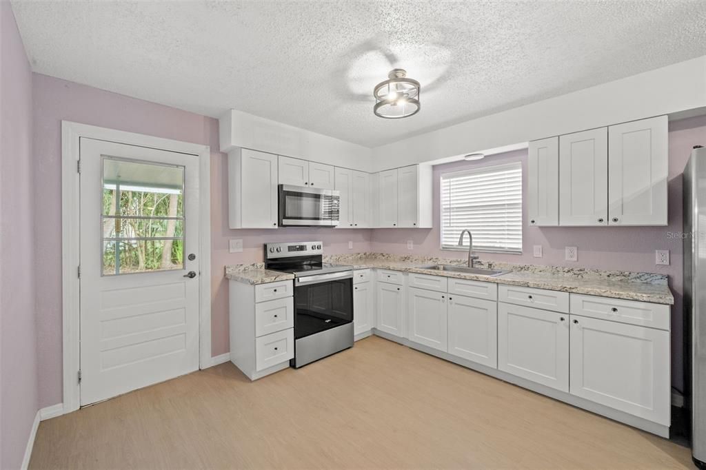 For Sale: $194,900 (2 beds, 1 baths, 864 Square Feet)