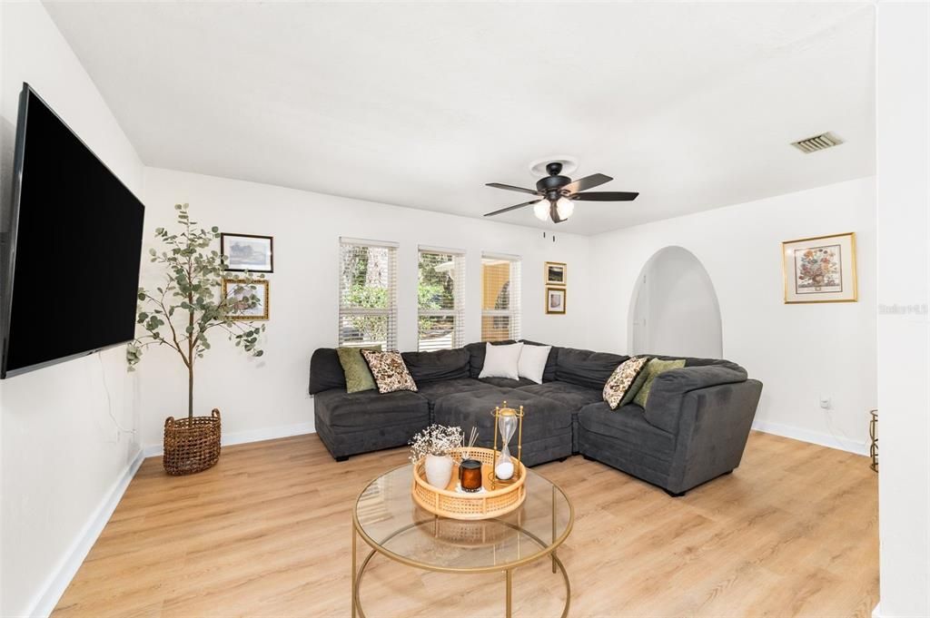 Active With Contract: $354,900 (3 beds, 2 baths, 1632 Square Feet)