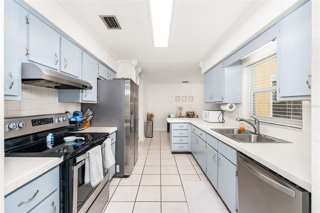 Active With Contract: $354,900 (3 beds, 2 baths, 1632 Square Feet)