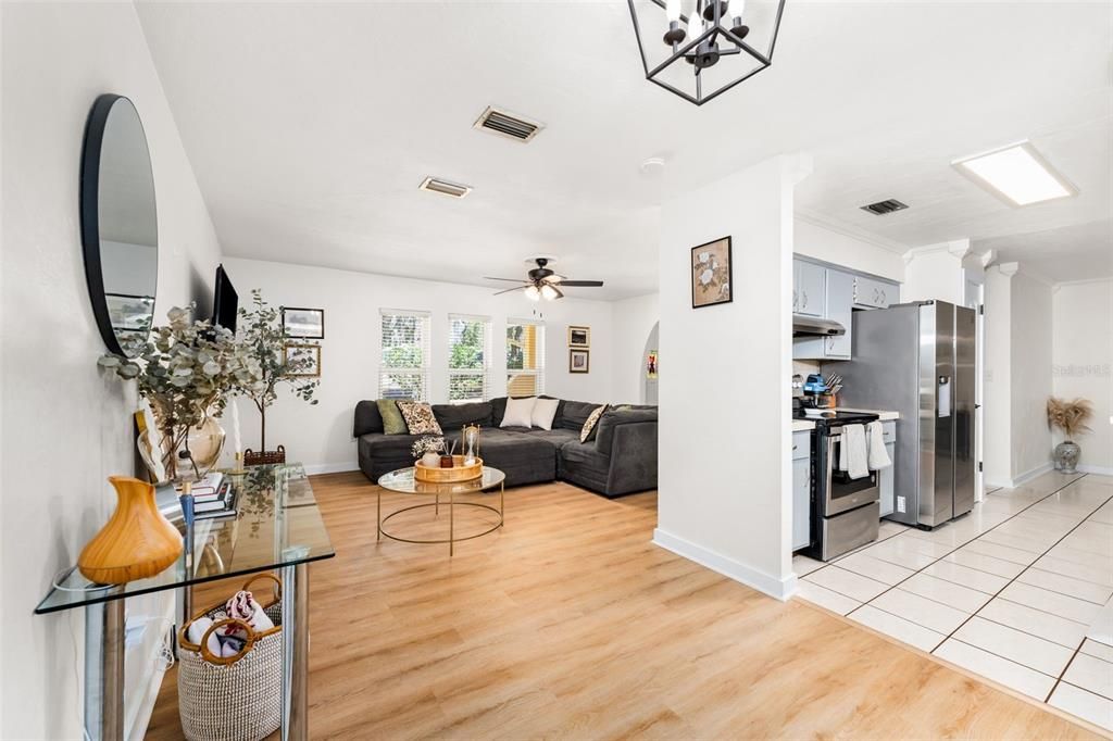 Active With Contract: $354,900 (3 beds, 2 baths, 1632 Square Feet)