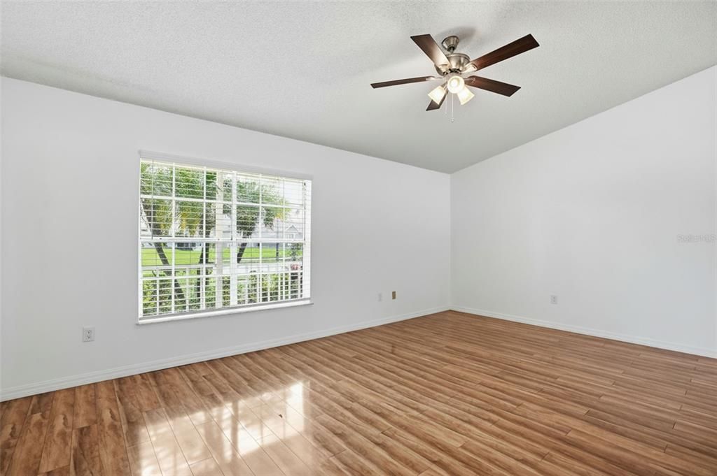 Activo con contrato: $370,000 (3 camas, 2 baños, 1918 Pies cuadrados)