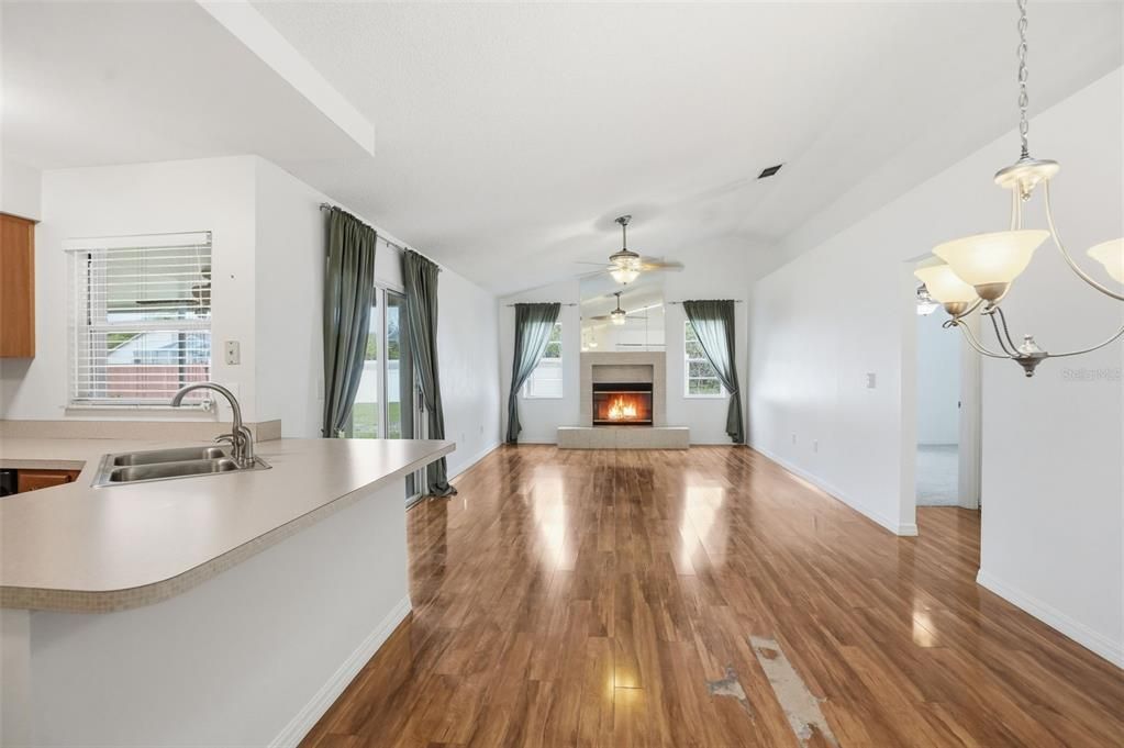 Activo con contrato: $370,000 (3 camas, 2 baños, 1918 Pies cuadrados)