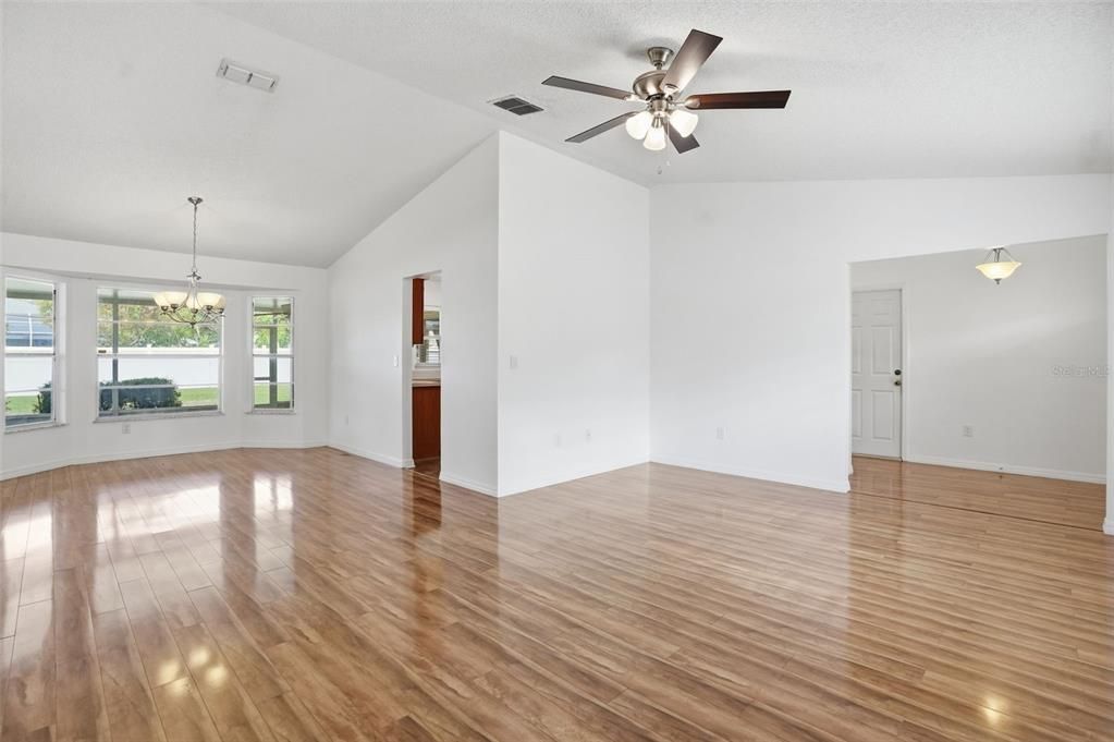 Activo con contrato: $370,000 (3 camas, 2 baños, 1918 Pies cuadrados)