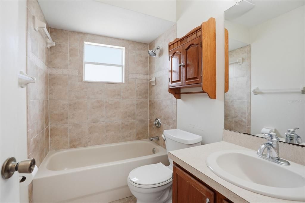 Activo con contrato: $370,000 (3 camas, 2 baños, 1918 Pies cuadrados)
