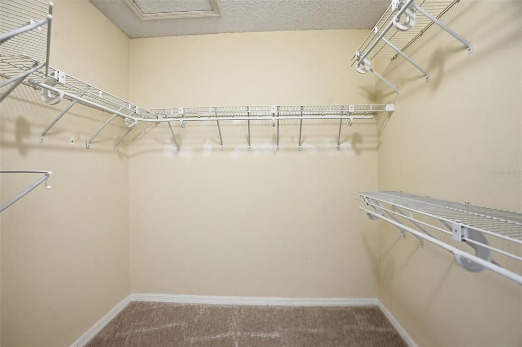 Activo con contrato: $370,000 (3 camas, 2 baños, 1918 Pies cuadrados)