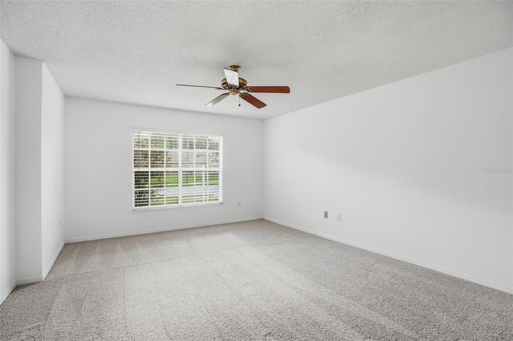 Activo con contrato: $370,000 (3 camas, 2 baños, 1918 Pies cuadrados)