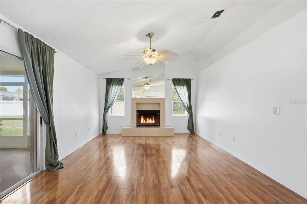 Activo con contrato: $370,000 (3 camas, 2 baños, 1918 Pies cuadrados)