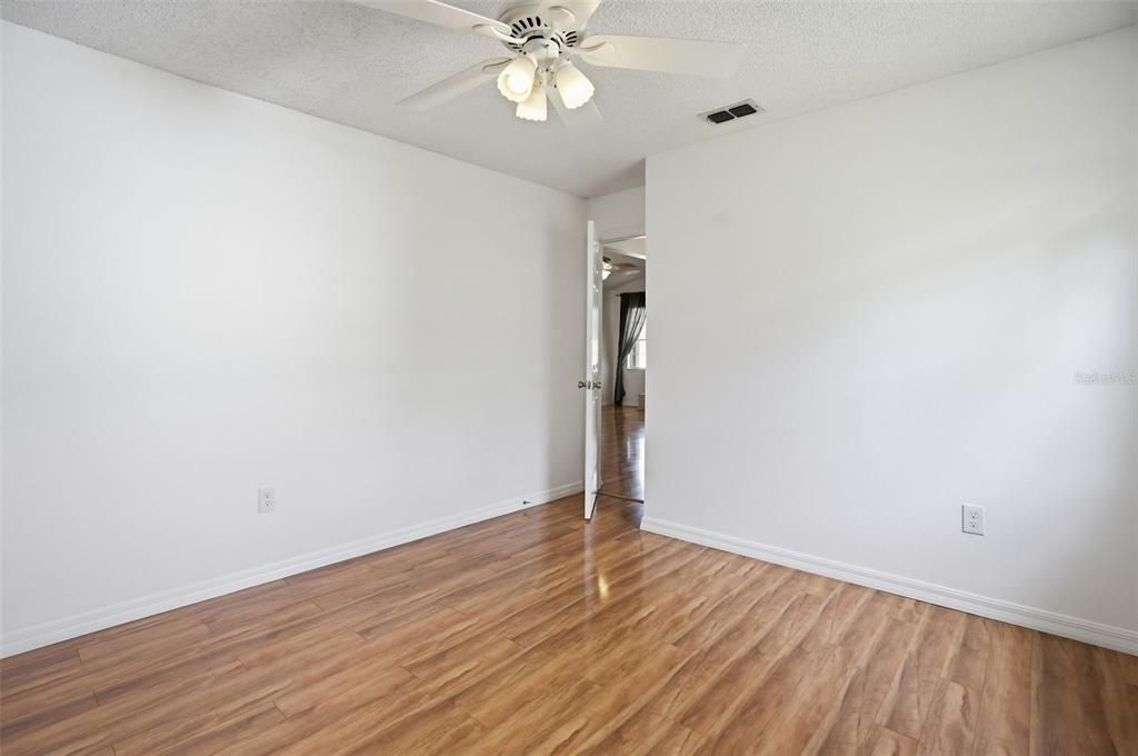Activo con contrato: $370,000 (3 camas, 2 baños, 1918 Pies cuadrados)
