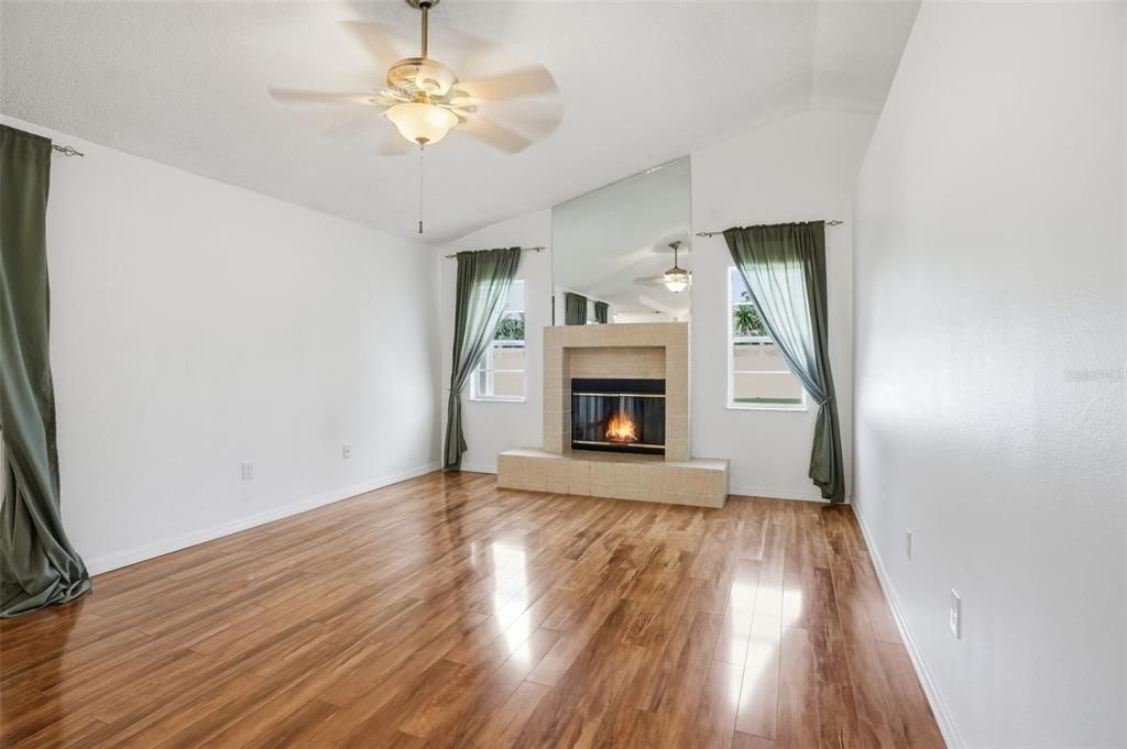 Activo con contrato: $370,000 (3 camas, 2 baños, 1918 Pies cuadrados)