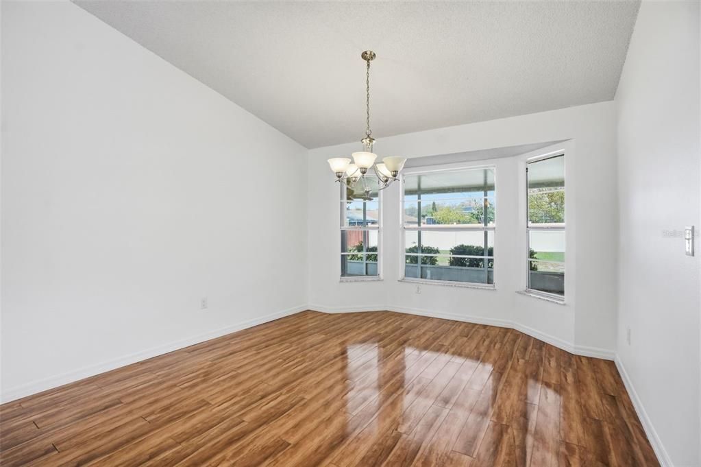 Activo con contrato: $370,000 (3 camas, 2 baños, 1918 Pies cuadrados)