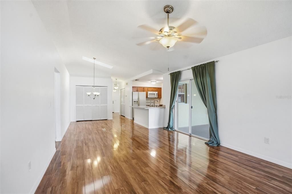 Activo con contrato: $370,000 (3 camas, 2 baños, 1918 Pies cuadrados)