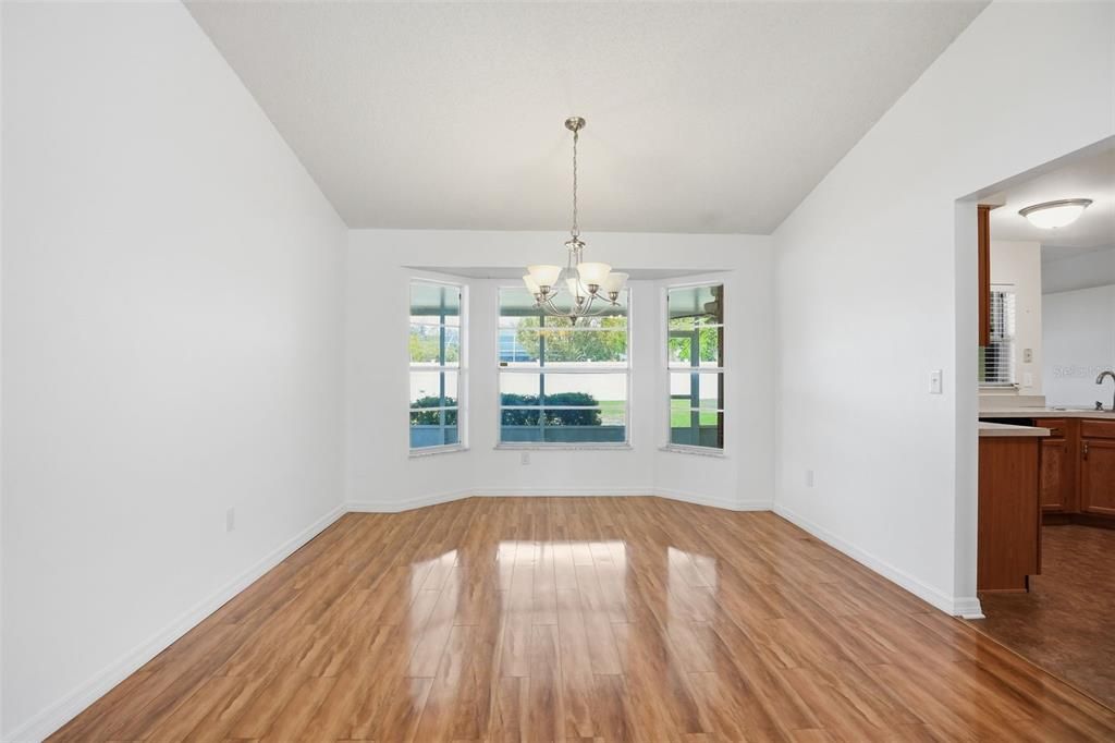 Activo con contrato: $370,000 (3 camas, 2 baños, 1918 Pies cuadrados)
