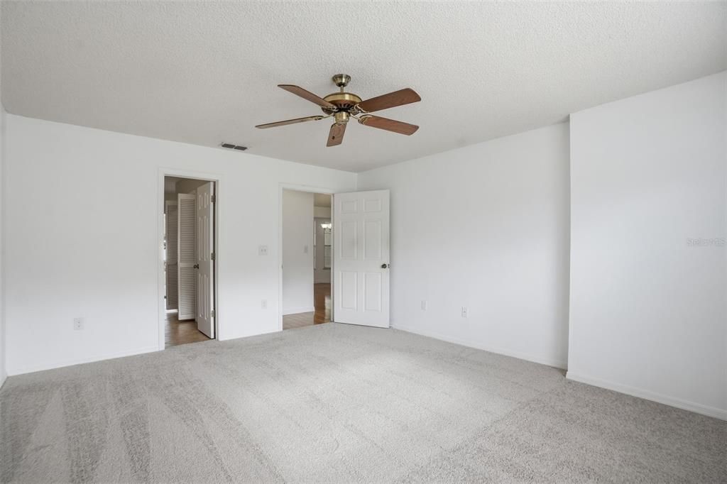 Activo con contrato: $370,000 (3 camas, 2 baños, 1918 Pies cuadrados)