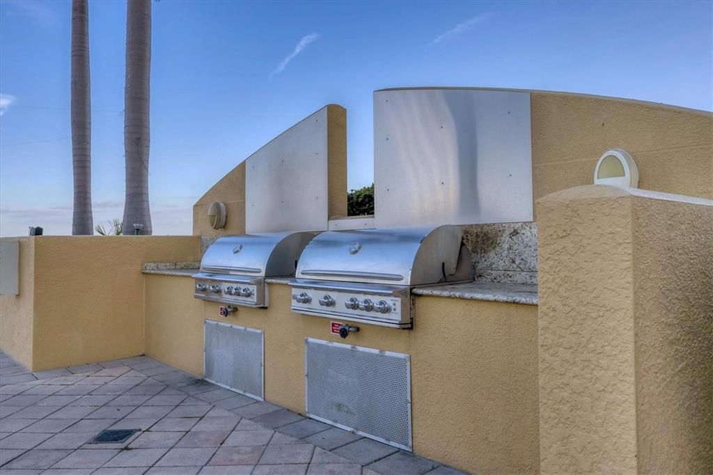 For Sale: $689,000 (2 beds, 2 baths, 2051 Square Feet)