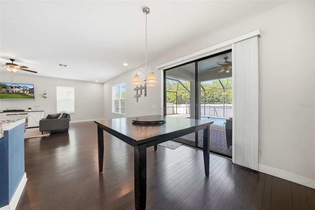Activo con contrato: $699,000 (5 camas, 4 baños, 4953 Pies cuadrados)